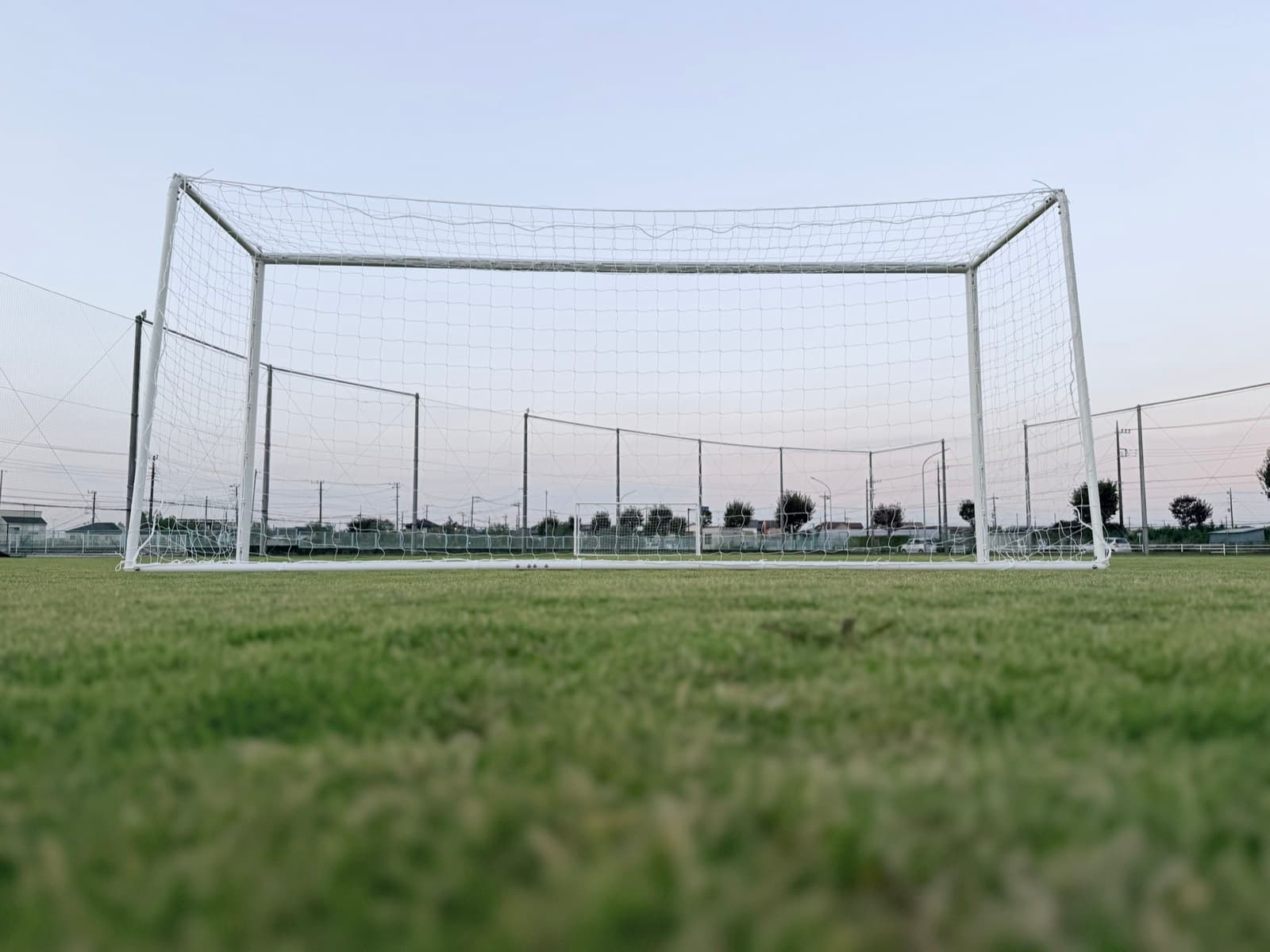 YS-BASE 天然芝コートに設置されたサッカーゴール